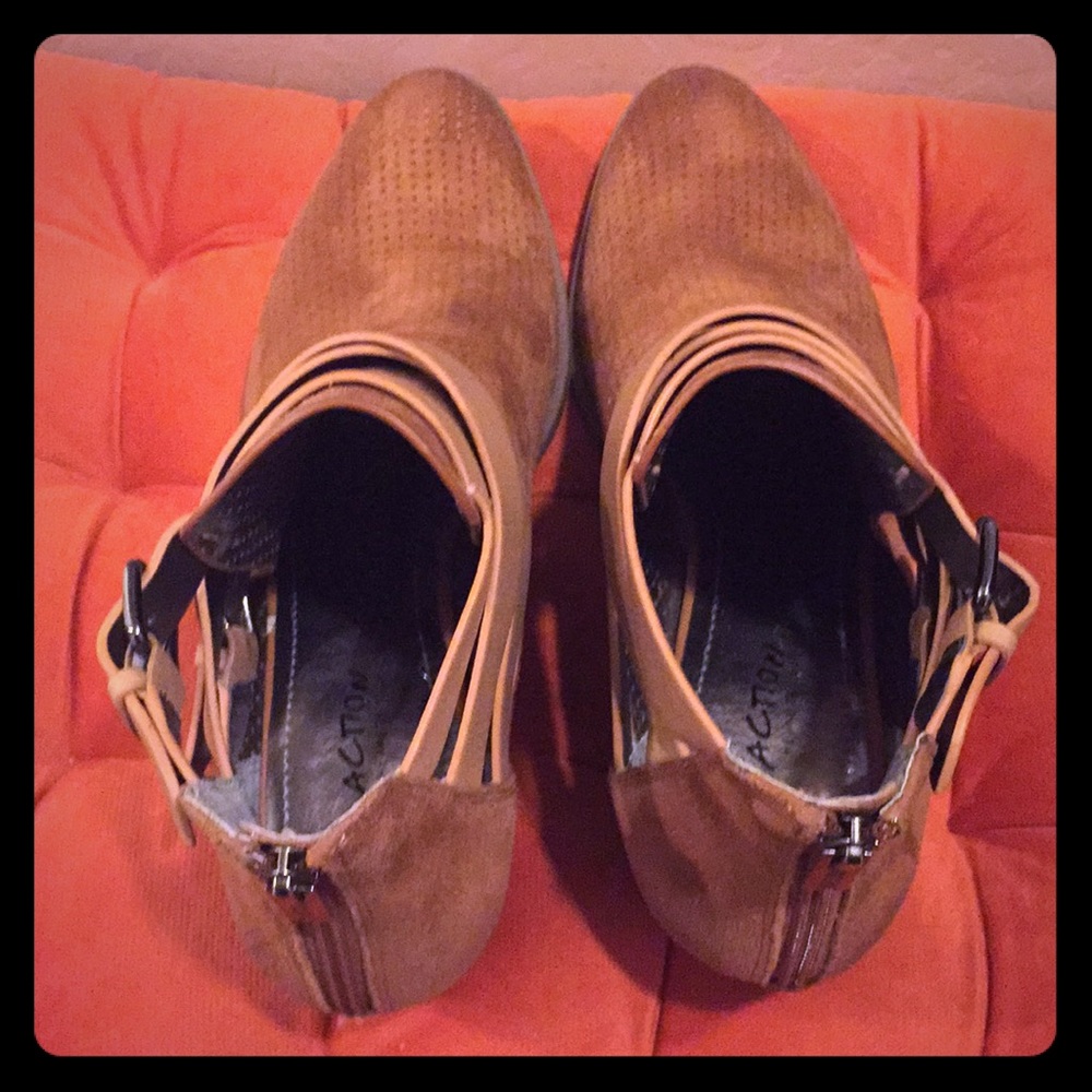 Kenneth Cole Reaction Suede Ankle Booties - Picture 6 of 8